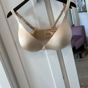 SKIMS padded bra. Never worn. Size 40 D
